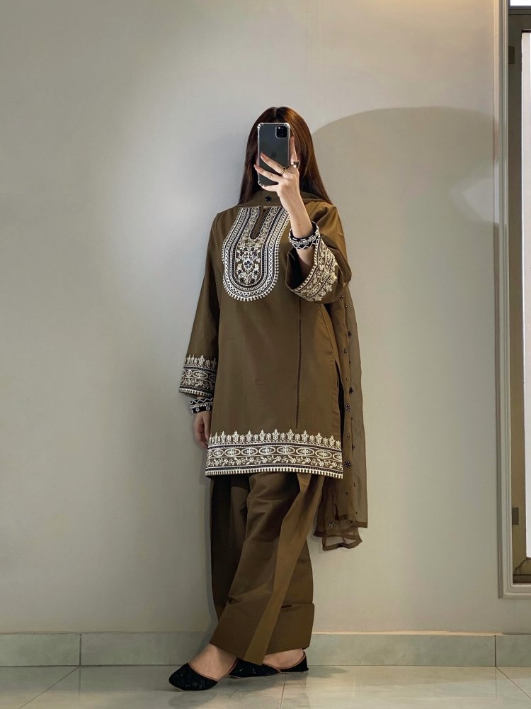 3PC EMBROIDERED LAWN SUIT - SR-769 - Rangoli Store