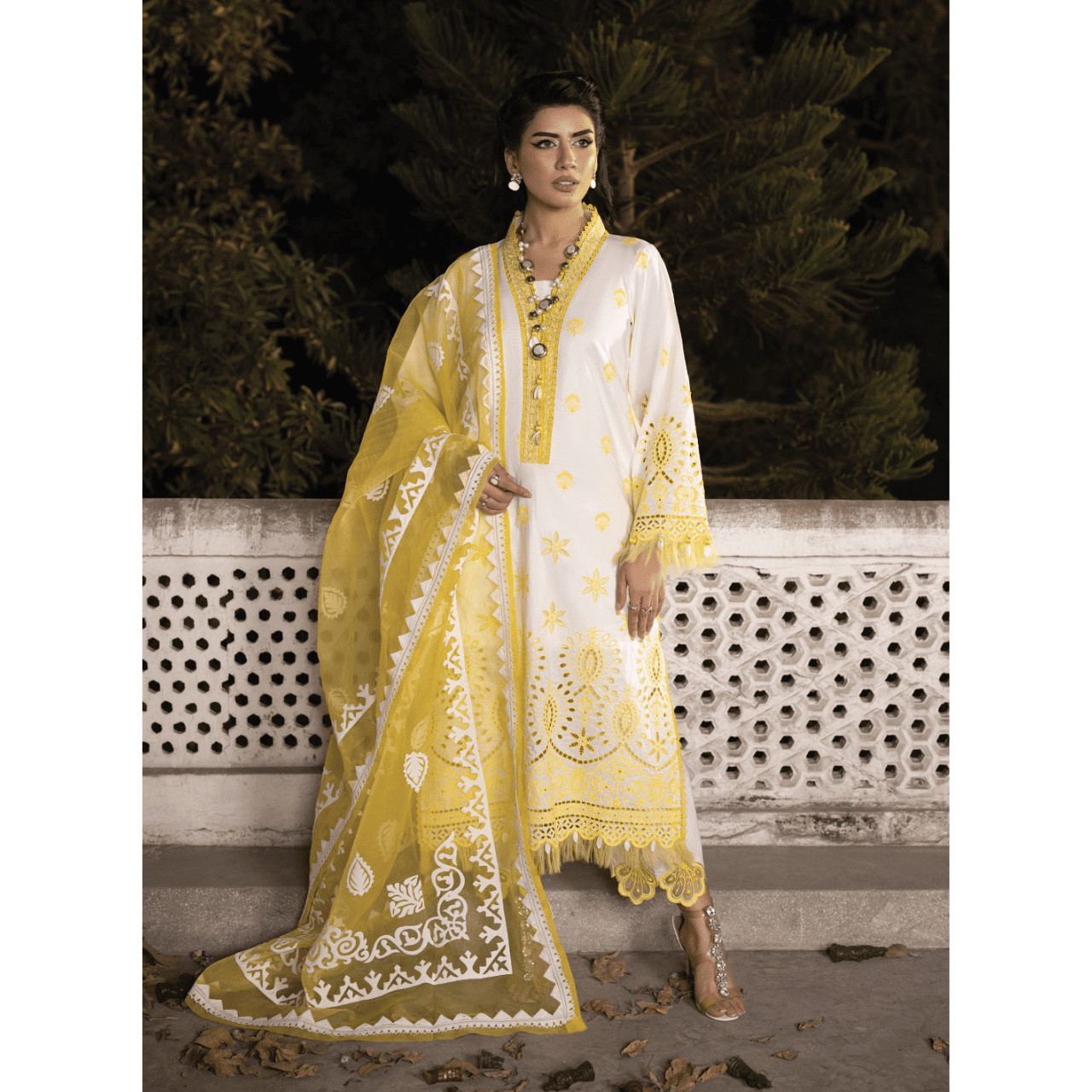 3 PC EMBROIDERED LAWN SUIT  - RO-200