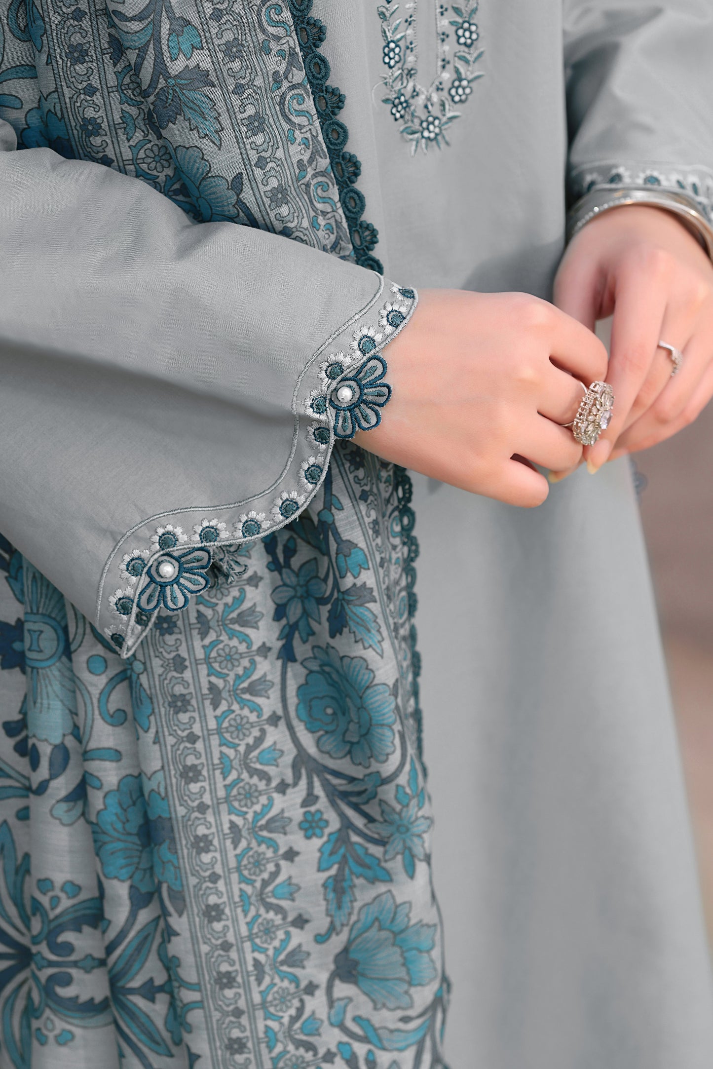 3PC EMBROIDERED LAWN SUIT - SR-771